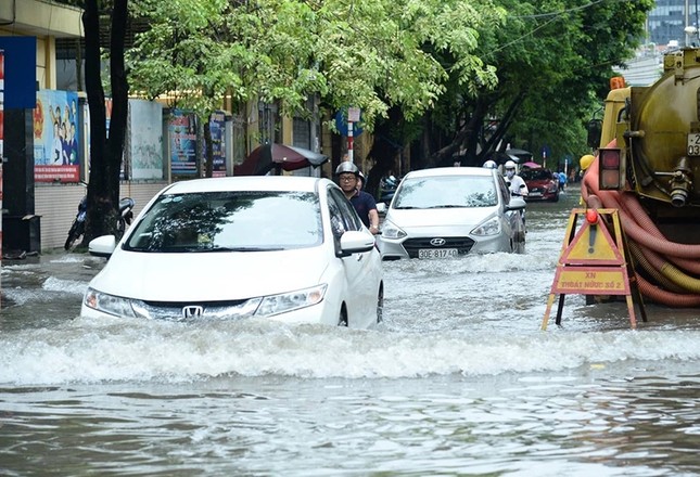 Một số kinh nghiệm bảo vệ ô tô ngày mưa bão ảnh 2