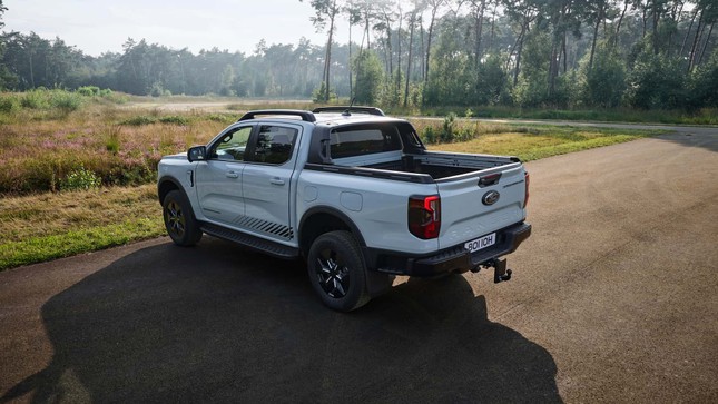 Ford Ranger trình làng phiên bản hybrid cắm sạc ảnh 4