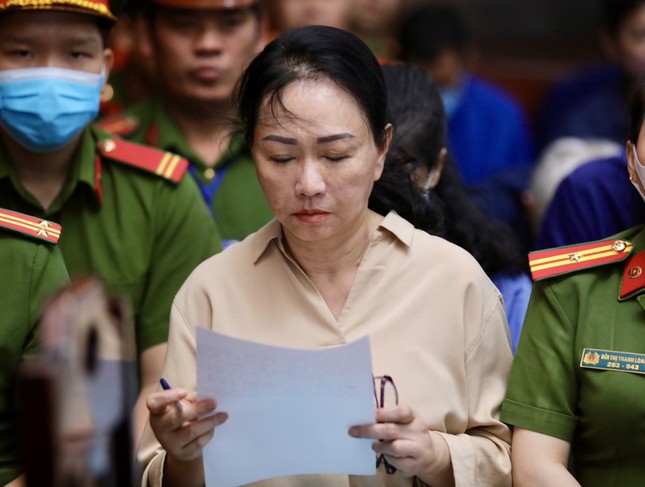 Ba lần xin khai thác 3 tấn vàng dưới sông vì 'ông tổ mách bảo'; Ngày tuyên án bà Trương Mỹ Lan ảnh 2