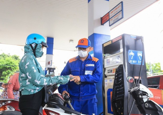 Giá xăng giảm tiếp, RON 95 giảm còn hơn 23.000 đồng/lít ảnh 1