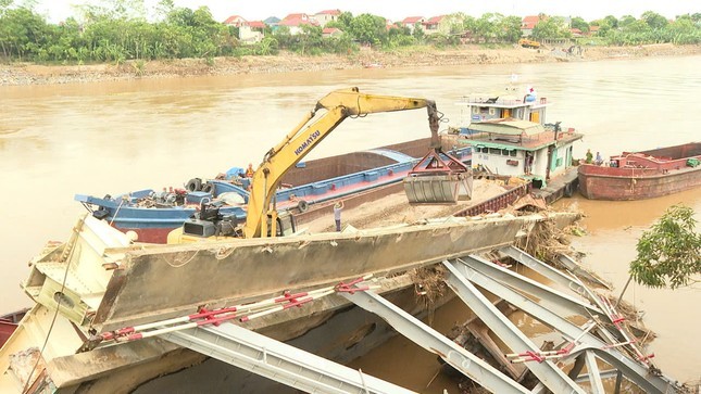 Duyệt khẩn cấp hơn 9 tỷ trục vớt phương tiện, cầu Phong Châu bị đắm ảnh 1