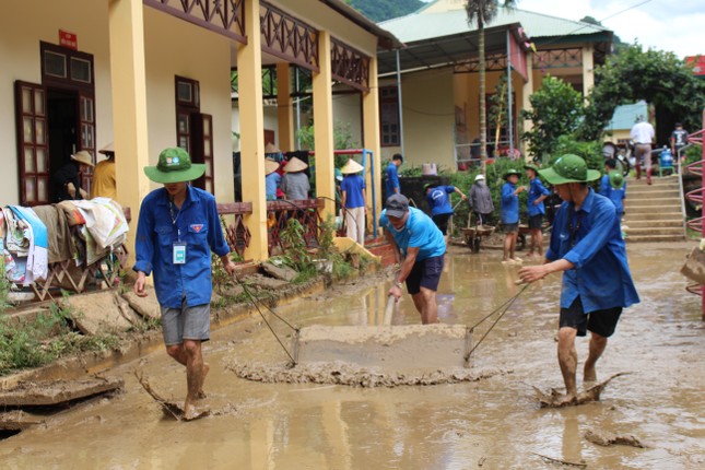 'Ba cùng' đổi thay vùng đất khó - Bài 4: Vượt qua hiểm nguy mưa lũ ảnh 1