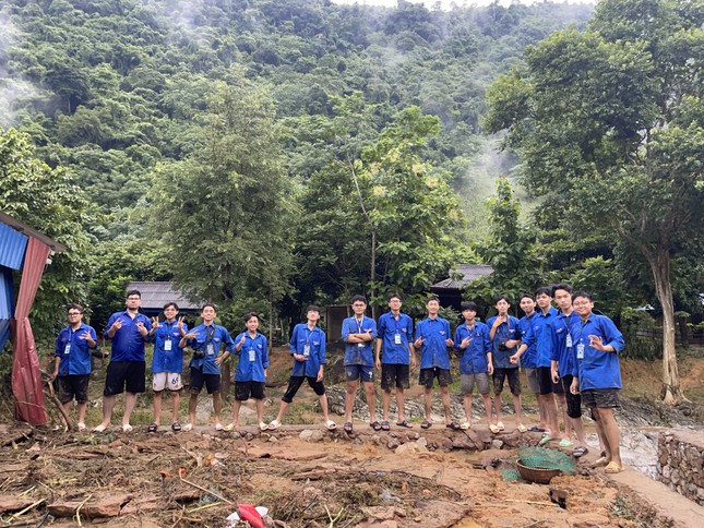 'Ba cùng' đổi thay vùng đất khó - Bài 4: Vượt qua hiểm nguy mưa lũ ảnh 2