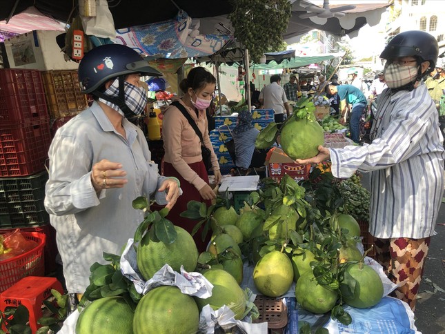 TPHCM: Hàng Tết giảm giá đến khó tin ảnh 2