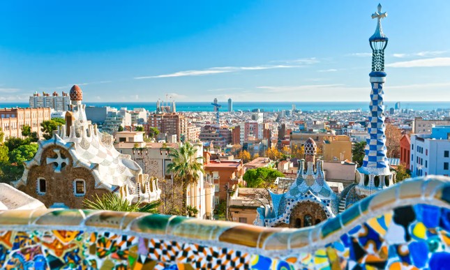 Barcelona “xóa sổ” tuyến xe buýt để giảm tải du khách ảnh 1