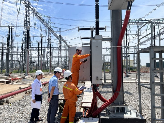 Trên đại công trường đường dây 500kV mạch 3 - Bài 17: Thâm nhập 'bộ não' điều hành ở Phố Nối ảnh 1