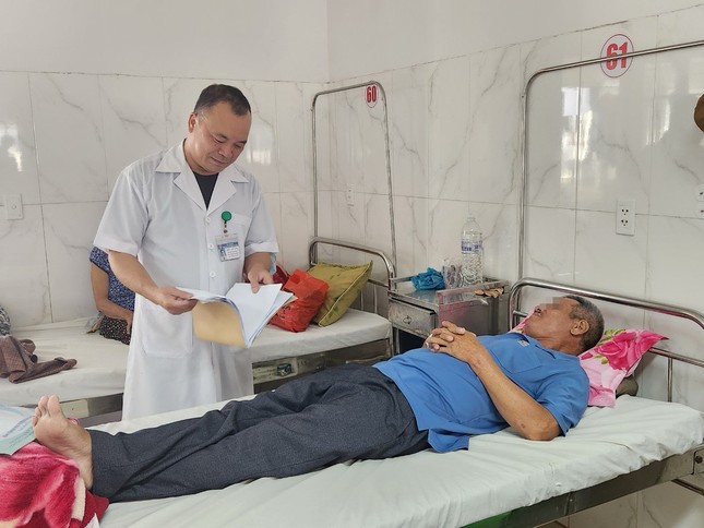 Bị sặc khi ăn canh cá ngừ, 7 năm sau mới gắp được dị vật có răng cưa ảnh 1