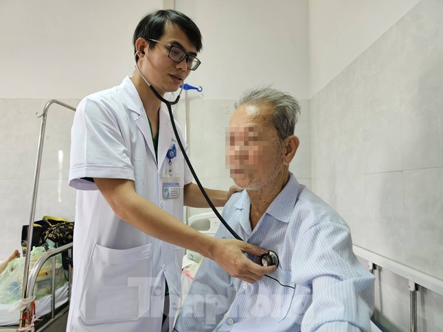 Cụ ông thoát 'cửa tử' ngoạn mục sau nhiều lần ngưng tim ảnh 1
