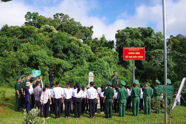 Hơn 220 học sinh được Bộ đội Biên phòng Đắk Nông nâng bước đến trường ảnh 3