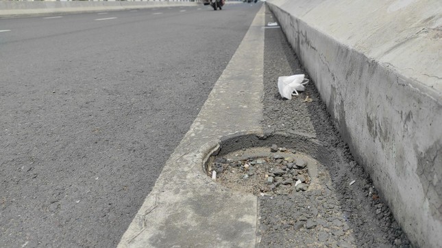 Hàng loạt nắp chắn rác trên cầu vượt Nguyễn Hữu Cảnh 'biến mất' ảnh 5