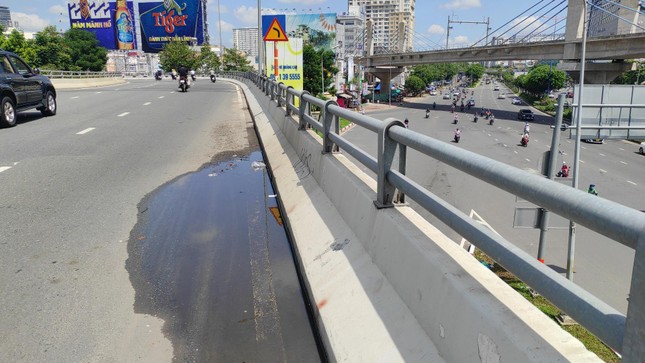 Hàng loạt nắp chắn rác trên cầu vượt Nguyễn Hữu Cảnh 'biến mất' ảnh 7