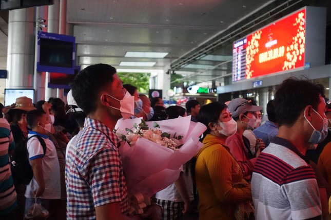 Việt kiều về quê đón Tết, sân bay Tân Sơn Nhất đông nghịt người ảnh 8