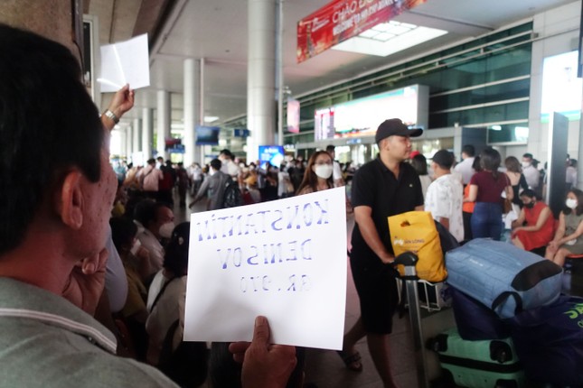Việt kiều về quê đón Tết, sân bay Tân Sơn Nhất đông nghịt người ảnh 5