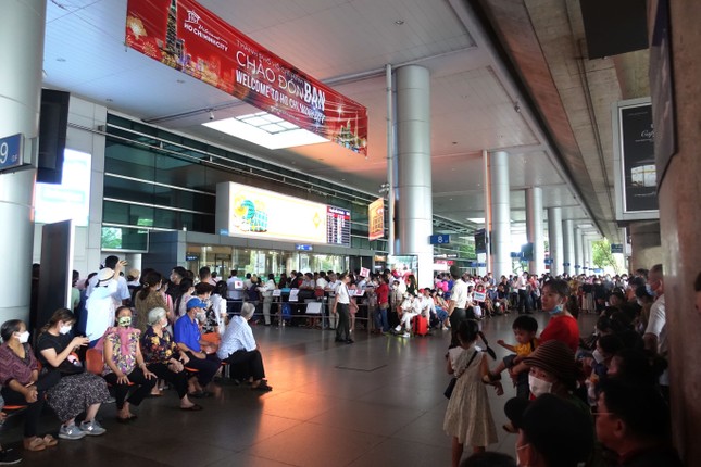 Việt kiều về quê đón Tết, sân bay Tân Sơn Nhất đông nghịt người ảnh 3