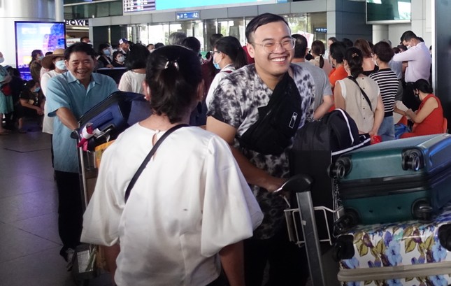Việt kiều về quê đón Tết, sân bay Tân Sơn Nhất đông nghịt người ảnh 14