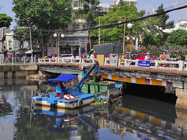 Cá chết, rác thải nổi trên kênh Nhiêu Lộc - Thị Nghè ảnh 10