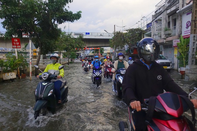 TPHCM đón đỉnh triều cường, những khu vực nào có nguy cơ ngập? ảnh 1