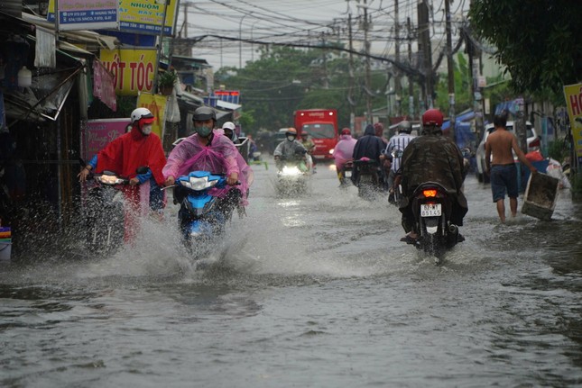 Dự báo trong tháng 10/2024, TPHCM sẽ có mưa diện rộng với mưa vừa, mưa to đến rất to kéo dài trong một vài ngày và có khả năng xuất hiện ở tuần giữa và tuần cuối tháng. (Ảnh minh họa).