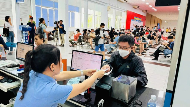 Ngày đầu bán vé tàu Tết: Xếp hàng từ 5h sáng, hơn 26.000 vé hết sạch trong 2 tiếng ảnh 2