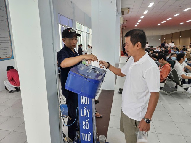 Ngày đầu bán vé tàu Tết: Xếp hàng từ 5h sáng, hơn 26.000 vé hết sạch trong 2 tiếng ảnh 3