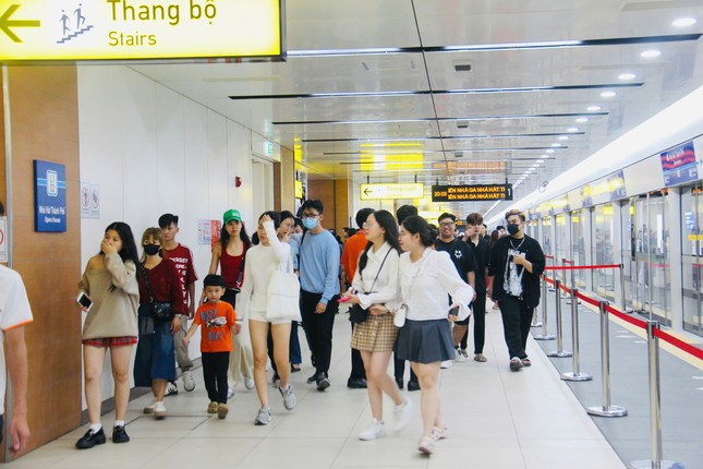 Hơn 90.000 người đi tàu metro TPHCM trong ngày Giáng sinh ảnh 1