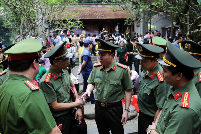 Director of Phu Tho Provincial Police inspects security work at the Hung Temple Festival photo 3