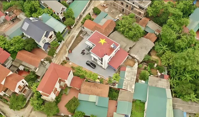 Lá cờ đỏ sao vàng rực rỡ trên mái nhà ảnh 2
