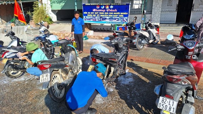 Tuổi trẻ Kon Tum rửa xe gây quỹ, tổ chức phiên chợ 0 đồng giúp trẻ nghèo dịp Tết ảnh 1