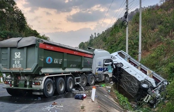 Vụ xe khách va chạm ô tô tải, 25 người thương vong: Vợ chồng bác sỹ cứu người trên đường đi công tác ảnh 1