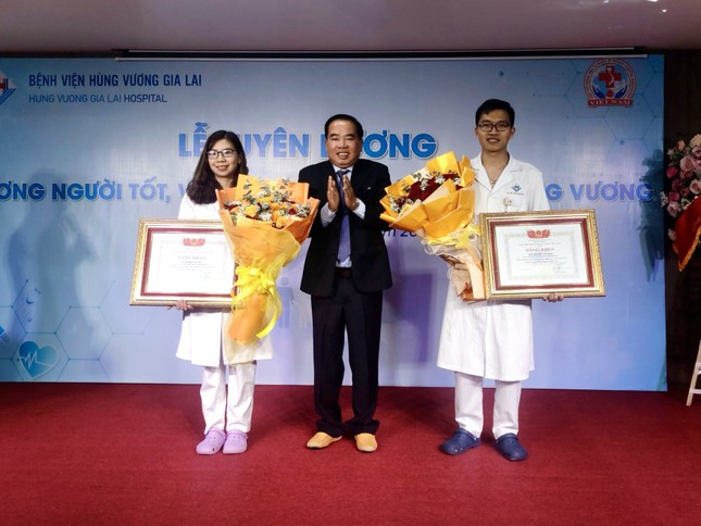 Trao tặng Bằng khen vợ chồng bác sỹ cứu người trên đường đi công tác ảnh 3
