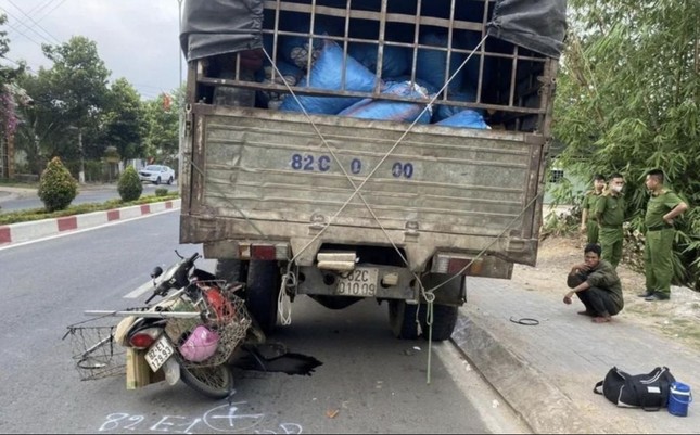 Tông vào đuôi ô tô tải, người phụ nữ tử vong ảnh 1