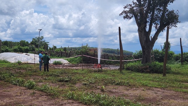 Sau động đất, một giếng khoan bất ngờ phun cột nước cao hơn 20m, chưa có dấu hiệu dừng ảnh 1