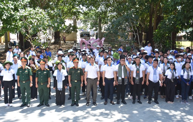 Bí thư T.Ư Đoàn Ngô Văn Cương thăm, tặng quà cán bộ, chiến sĩ tại xã đảo Thổ Châu ảnh 1