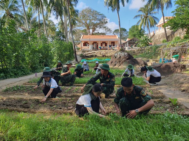 Hành trình đầy ý nghĩa của sinh viên đến với xã đảo Thổ Châu ảnh 7