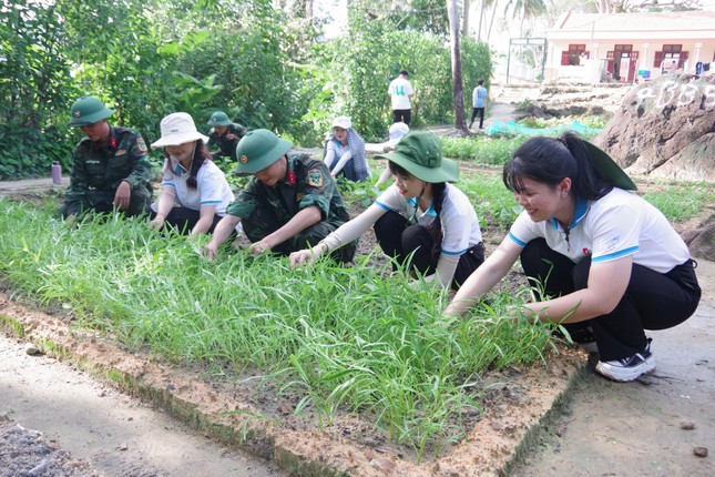 Hành trình đầy ý nghĩa của sinh viên đến với xã đảo Thổ Châu ảnh 6