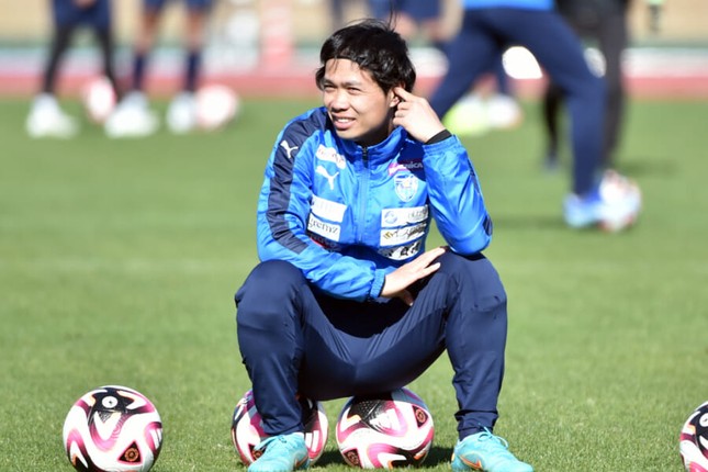 Nguyễn Công Phượng nên đá chi phí vệ phòng thủ ở Yokohama FC hình họa 1