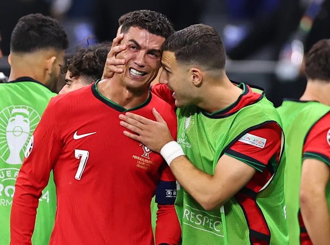 Ronaldo giải thích lý do bật khóc nức nở sau khi sút trượt phạt đền trước Slovenia ảnh 1