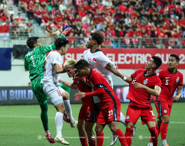 Song sát Tiến Linh-Xuân Son lên tiếng phút bù giờ, tuyển Việt Nam đánh bại Singapore 2-0 ảnh 2