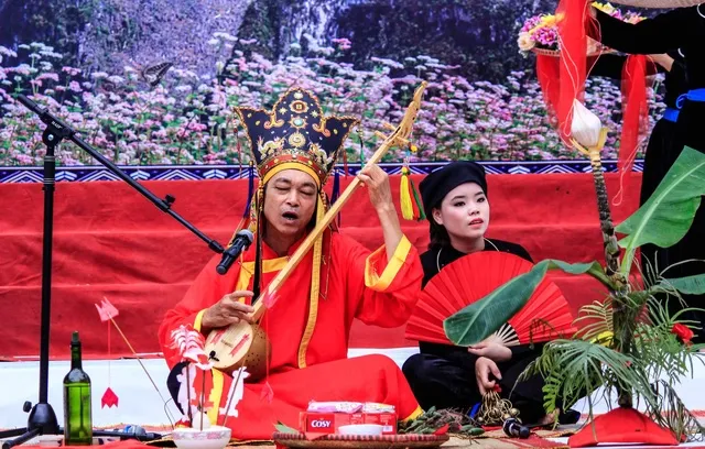Diễu hành, biểu diễn nghệ thuật hát Then, đàn Tính trên đường phố Hà Nội ảnh 2