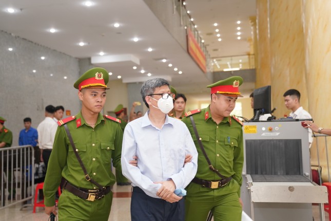 Cảnh sát dẫn giải cựu Bộ trưởng Y tế Nguyễn Thanh Long đến tòa phúc thẩm ảnh 2