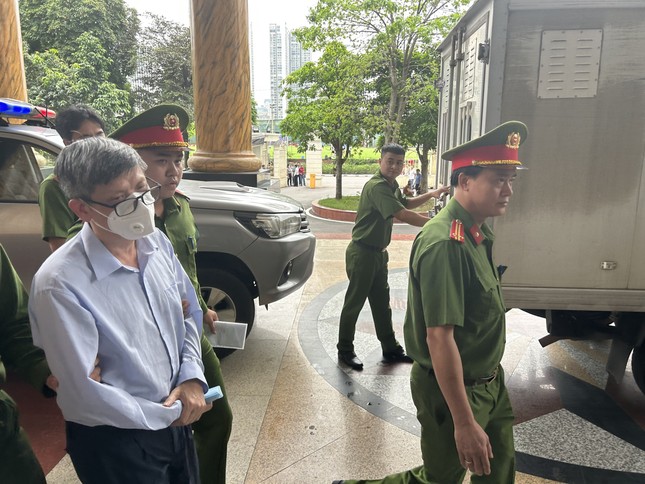 Cảnh sát dẫn giải cựu Bộ trưởng Y tế Nguyễn Thanh Long đến tòa phúc thẩm ảnh 1