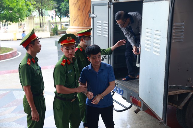 Cảnh sát dẫn giải cựu Bộ trưởng Y tế Nguyễn Thanh Long đến tòa phúc thẩm ảnh 3