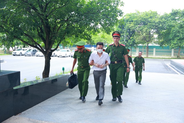 Cảnh sát dẫn giải cựu Bộ trưởng Y tế Nguyễn Thanh Long đến tòa phúc thẩm ảnh 4