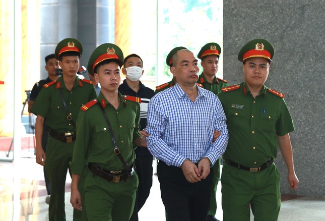 Cảnh sát dẫn giải cựu Bộ trưởng Y tế Nguyễn Thanh Long đến tòa phúc thẩm ảnh 5