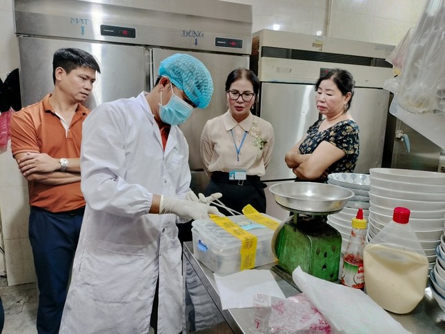 Bác sĩ hướng dẫn xử lý ngộ độc thực phẩm tại nhà ảnh 3