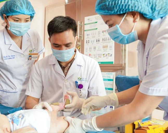 Bé gái mắc bệnh lí hiếm gặp do đột biến gen ảnh 1