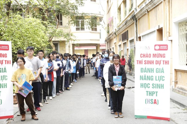 Bắt đầu cuộc đua tuyển sinh đại học ảnh 1
