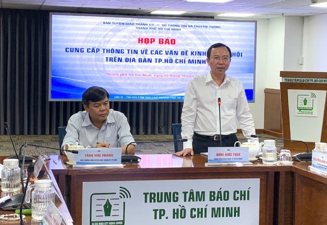 Ông Đặng Quốc Toàn, Chánh văn phòng UBND TPHCM cung cấp thông tin tại cuộc họp báo. Ảnh: Vân Sơn.