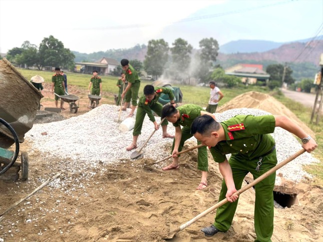 Những bông hoa trong vườn Bác - Bài 2: Cảm hóa từ những nghĩa cử nhân văn ảnh 3