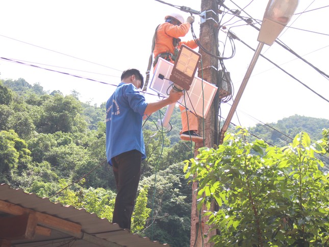 'Ba cùng' đổi thay vùng đất khó - Bài 3: Thắp sáng vùng cao ảnh 2